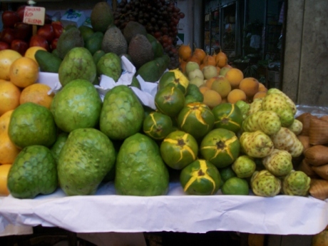 A market stall in Lima boasting our beloved lucamas and cherimoyas.